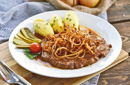 onion-topped roast beef with gravy and Potatoes puree is the favorite dish in Austria. (German name is Zwiebelrostbraten) Beef,potatoes and onion menu in European style.