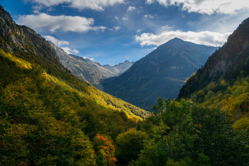 Fototapeta na wymiar Otoño en Pirineos, Val de Aran. España
