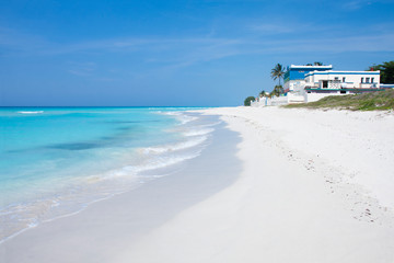 Vista desde la orilla de playa paradisiaca en Varadero con aguas cristalinas, arena blanca y cielo...