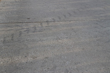 Asphalt mit Gummistreifen