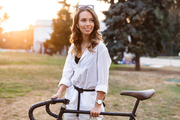 Obraz premium Smiling young woman spending time at the park
