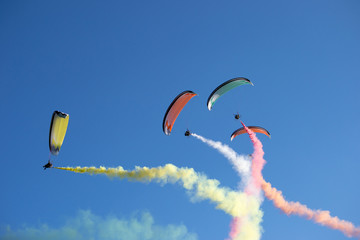 Esibizione paracaduti motorizzati