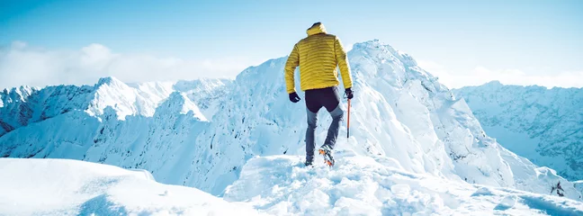 Gardinen Ein Bergsteiger, der im Winter einen Berg bestieg © kbarzycki