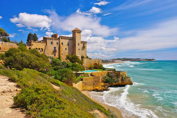 Obraz premium Castell de Tamarit na Costa Dorada w Hiszpanii - Castell de Tamarit koło Tarragony, Costa Dorada, Katalonia w Hiszpanii