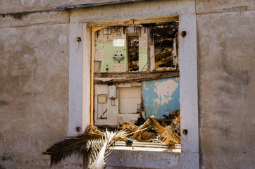 Widok przez okno zniszczonego domu