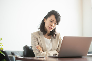 ビジネス・悩む女性