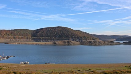 Blick auf die Staumauer des extrem leeren Edersees
