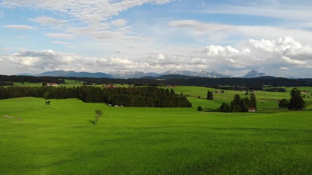 Luftaufnahme schwenk &uuml;ber die Bayerische Voralpenlandschaft bei Lengenwang