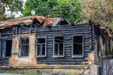 Fototapeta na wymiar Old wooden burned building