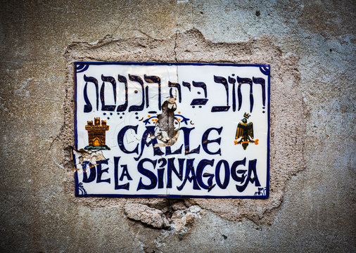 Anuncio biling&uuml;e de una calle en Sig&uuml;enza, Guadalajara, Espa&ntilde;a