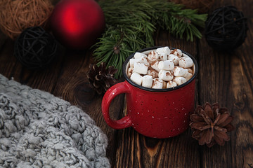 Obraz na płótnie Canvas red Cup with marshmallow on wooden new year background
