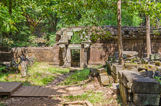 Destroyed wall with the corbel arch above the gate in Phimeanakas temple of Angkor Thom at Angkor, Cambodia