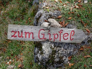 Wegweiser auf dem Weg zum Gipfel eines Berges in Österreich