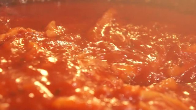 cocinando salsa de tomate