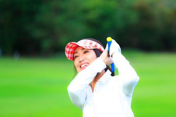 Fototapeta na wymiar ゴルフを楽しむ女性