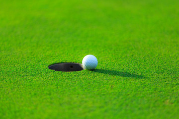 カップとゴルフボール