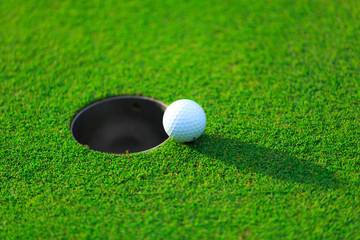 カップとゴルフボール