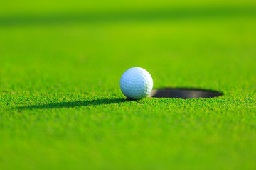 カップとゴルフボール