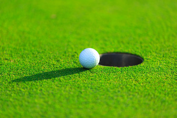 カップとゴルフボール
