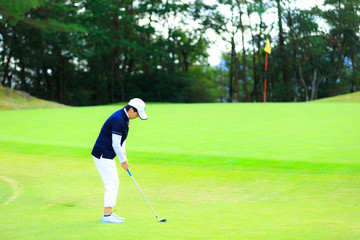 ゴルフをしている風景