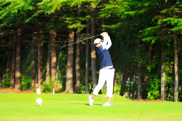 ゴルフをしている風景