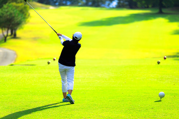 ゴルフをしている風景