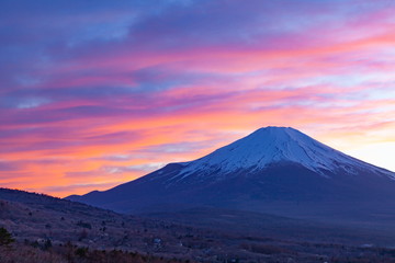Fototapeta premium 富士山と夕焼けの空、山梨県山中湖村パノラマ台にて