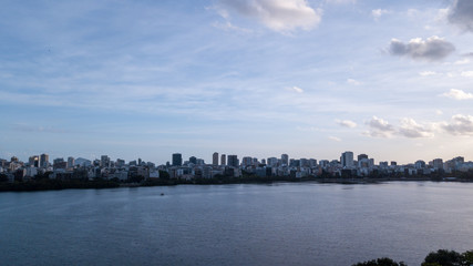 Fototapeta premium widok z lotu ptaka na drona laguny w rio de janeiro i copacabana, o zmierzchu