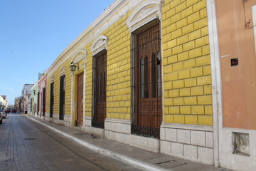 Ciudad colonial de color amarillo