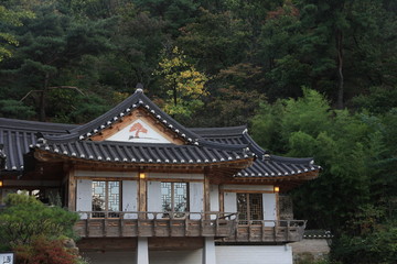 Fototapeta na wymiar Traditional Korean House in Seoul