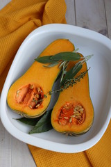 Calabaza fresca  partida con hierbas 