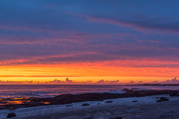 Obraz premium Colorful tropical sunset over the ocean