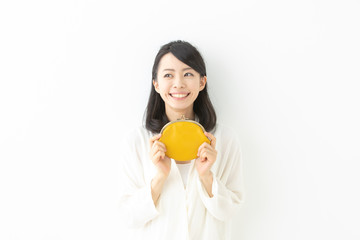 財布を持つ女性