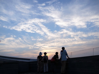 夕日を眺める人々