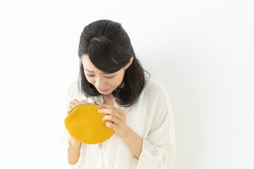 財布を持つ女性