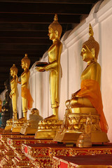 Statuen in einem Tempel in Thailand