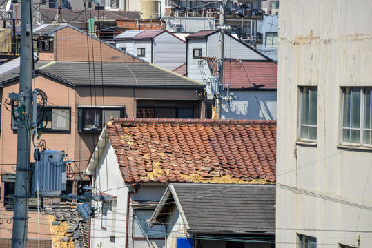 壊れた瓦屋根