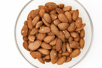 Mandelkerne in einer Glasschale