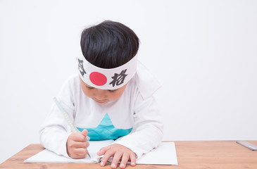 受験勉強する男の子