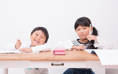 勉強する子供