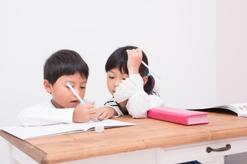 勉強を教える姉