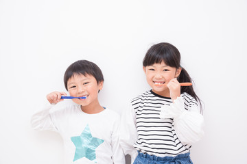 歯磨きする子供