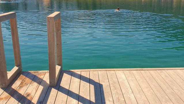 Badesee in den Alpen
