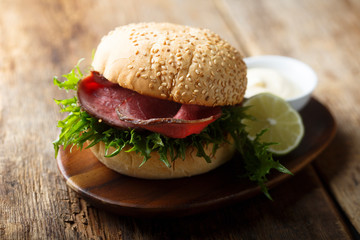 Burger with roast beef and lime sauce