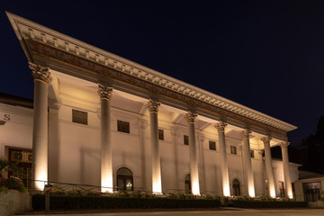 Obraz premium Detailaufnahme vom Kurhaus Baden-Baden bei Nacht