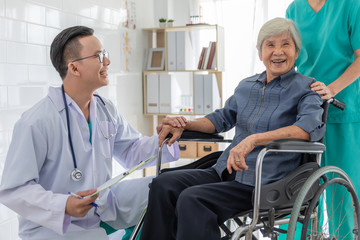 Obraz premium doctor speaking patient elderly women