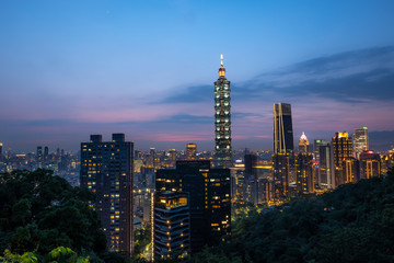 Fototapeta premium Piękny widok na panoramę miasta Tajpej, Tajwan