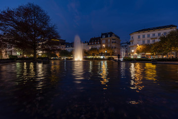 Augustaplatz mit Wasserfontäne bei Nacht