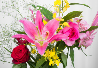 Naklejka premium ピンクのゆり・スターゲイザーと赤いバラの花束