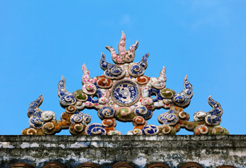Fototapeta na wymiar Decoration on a temple roof in Vietnam